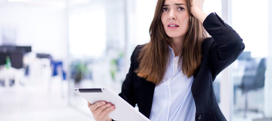 mujer-preocupada-conuna-tablet