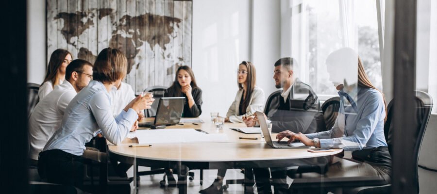 grupo-de-personas-trabajando-en-un-plan-de-negocios-en-una-oficina