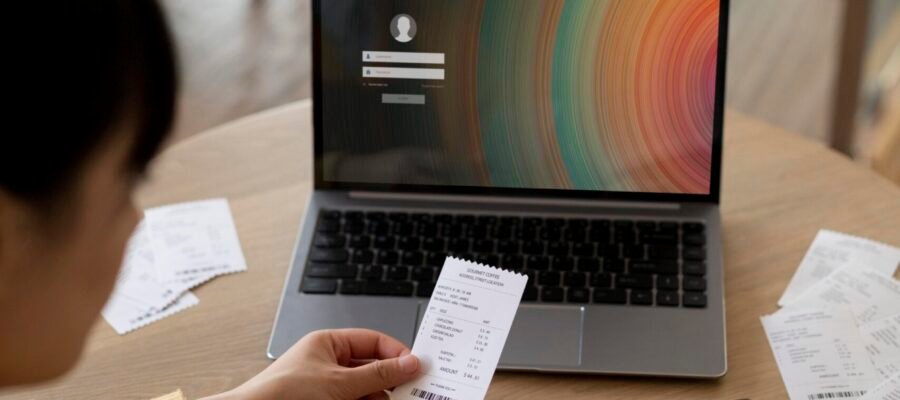 recibo-de-explotacion-de-propietario-de-negocio-de-cerca