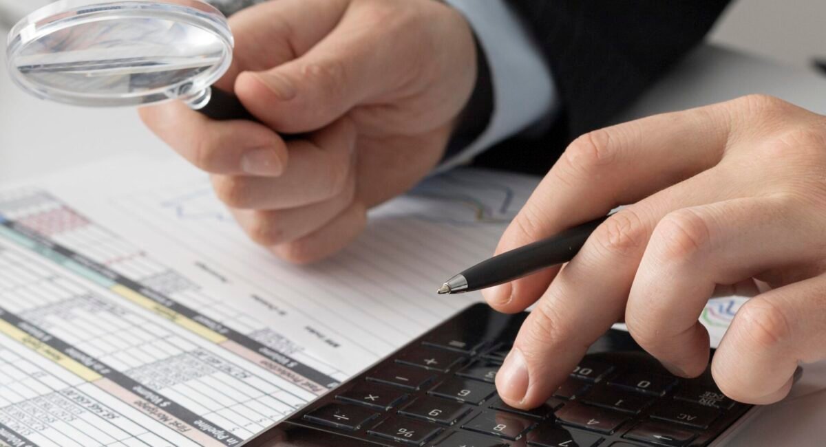 hombre-de-negocios-calculando-numeros-de-finanzas (1)