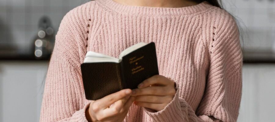 vista-frontal-de-mujer-rezando-con-biblia